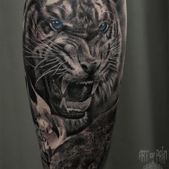 Татуировка мужская реализм на голени тигр с голубыми глазами