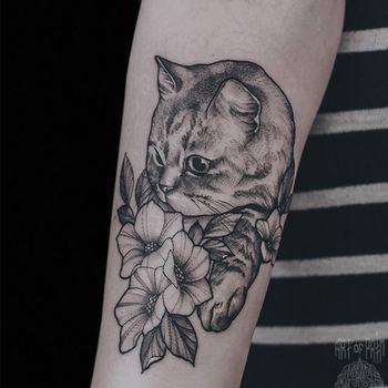 Татуировка женская графика на предплечье котик в цветах