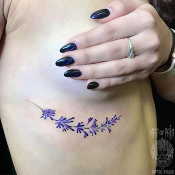 Татуировка женская реализм на боку цветок
