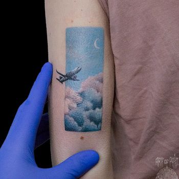 Татуировка женская реализм на плече самолет