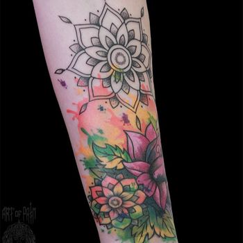 Татуировка женская орнаментал и акварель на предплечье мандала и цветок