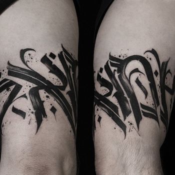 Татуировка мужская каллиграфия на плече буквы