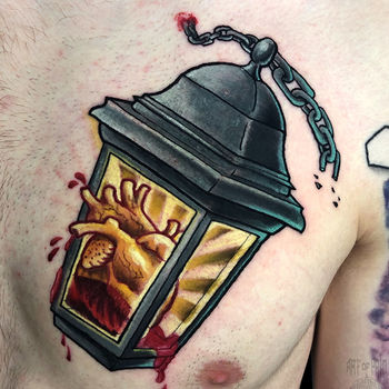 Татуировка мужская нью скул на груди сердце в фонаре