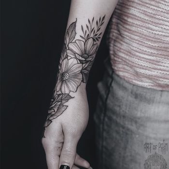 Татуировка женская графика на запястье цветы