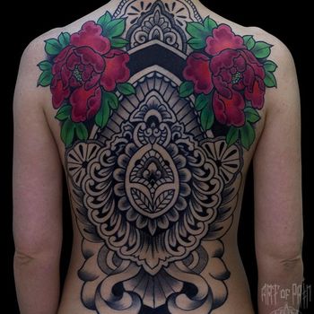 Татуировка женская орнаментал на спине орнамент и цветы