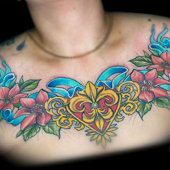 Татуировка женская нью скул на груди сердце и цветы