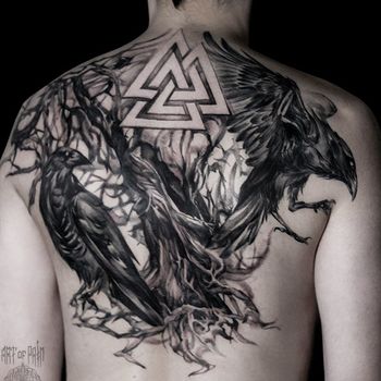 Татуировка мужская black&grey на спине вороны