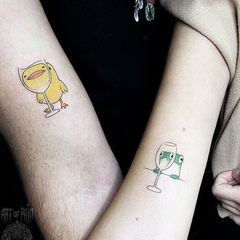 Татуировка парная графика на руке утка и лягушка