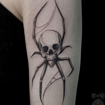 Татуировка женская графика на плече паук-череп