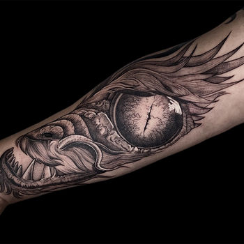 Татуировка мужская графика на предплечье глаз дракона