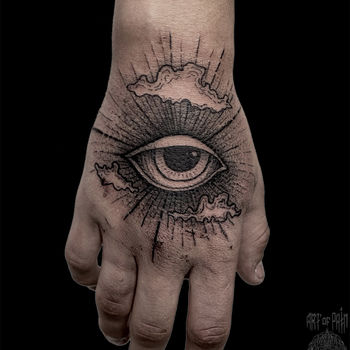 Татуировка мужская графика на кисти око