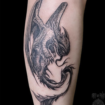 Татуировка женская графика на икре дракон