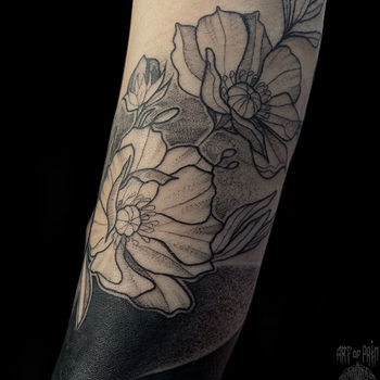 Татуировка женская black графика на предплечье цветы шиповника