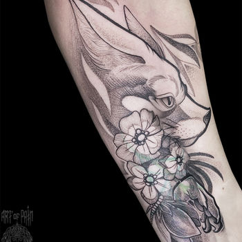 Татуировка женская графика на предплечье лиса с цветочками