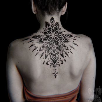Татуировка женская дотворк и орнаментал на спине узор