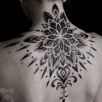 Татуировка женская орнаментал и дотворк на спине узор