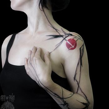 Татуировка женская графика на руке бамбук и красное солнце