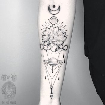 Татуировка женская графика на предплечье композиция: месяц, цветок и Сатурн