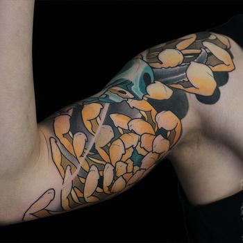 Татуировка мужская япония на плече хризантема