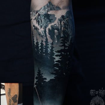 Татуировка мужская реализм на предплечье лес кавер