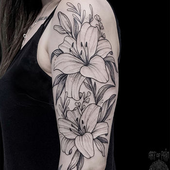 Татуировка женская графика на плече лилии