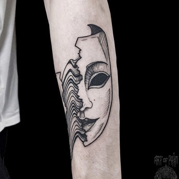 Татуировка мужская графика на предплечье половина маски