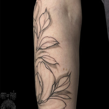 Татуировка женская графика на предплечье цветы