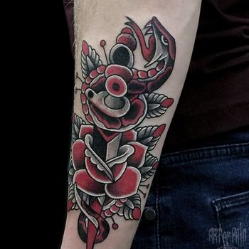 Татуировка мужская олд скул на предплечье змея, роза и кинжал