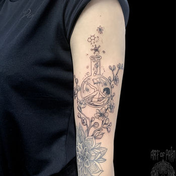 Татуировка женская графика на плече девушка в сосуде и сакура