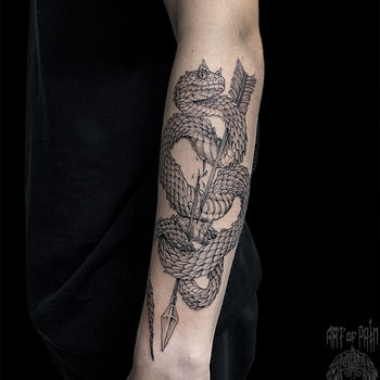 Татуировка женская графика на предплечье змея и стрела