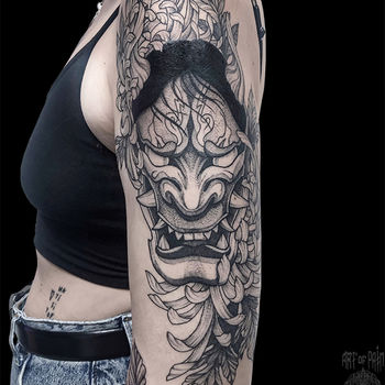 Татуировка женская графика и япония на плече маска Ханья
