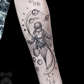 Татуировка женская графика на предплечье космонавт и космос