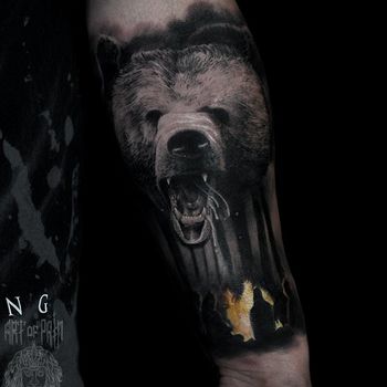 Татуировка мужская реализм на предплечье медведь и туристы