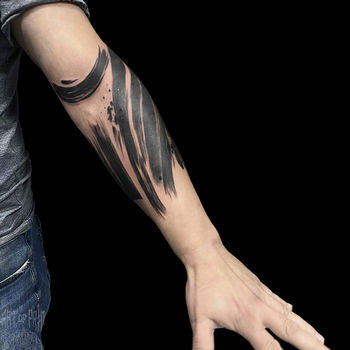 Татуировка мужская black графика на предплечье абстракция