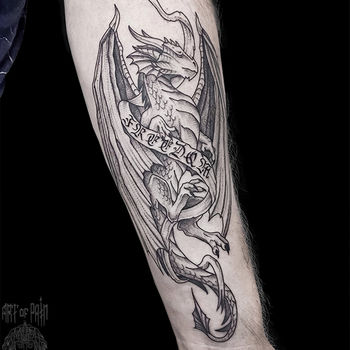 Татуировка мужская графика на предплечье дракон и надпись