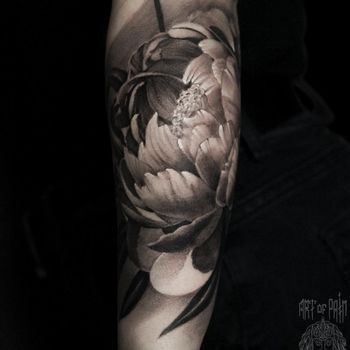 Татуировка женская реализм на предплечье цветок