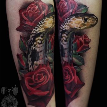 Татуировка женская реализм на предплечье змея и розы