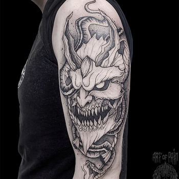 Татуировка мужская графика на плече демон и змея