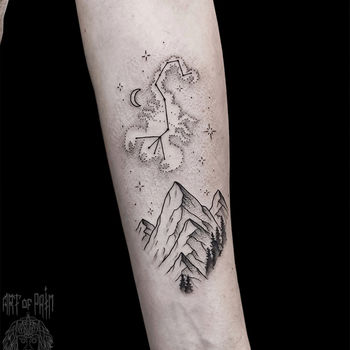 Татуировка женская графика на предплечье скорпион созвездие