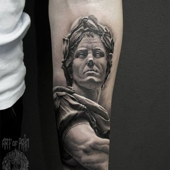 Татуировка мужская реализм на предплечье статуя Юлия Цезаря