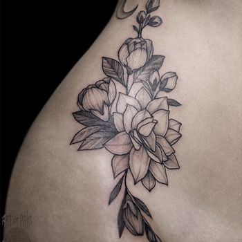 Татуировка женская графика на боку цветы и месяц