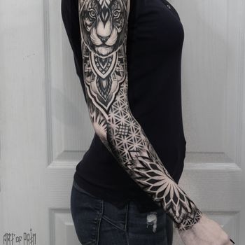 Татуировка женская графика тату-рукав лев и орнамернт