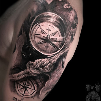 Татуировка мужская реализм на плече компас