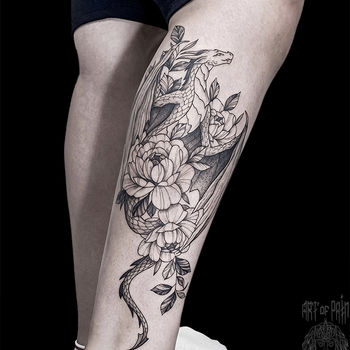 Татуировка женская графика на голени дракон и пионы