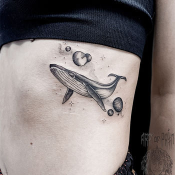 Татуировка женская графика на боку кит и планеты