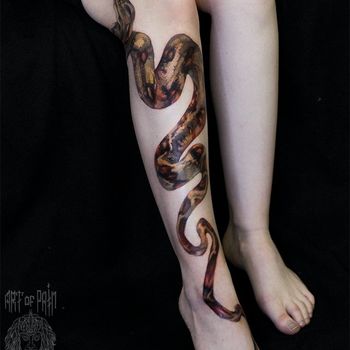 Татуировка женская реализм на ноге змея