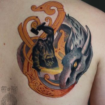 Татуировка мужская нью-скул на лопатке дракон и кузнец