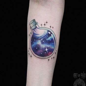 Татуировка женская акварель на предплечье космос