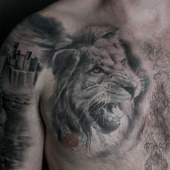 Татуировка мужская реализм на груди лев