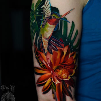 Татуировка мужская реализм на плече колибри и хризантема